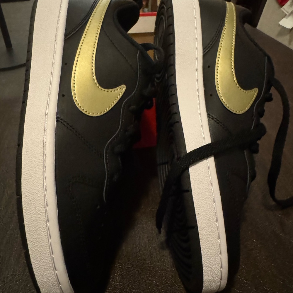 Nike Men's Sneakers in Black with Gold Accents